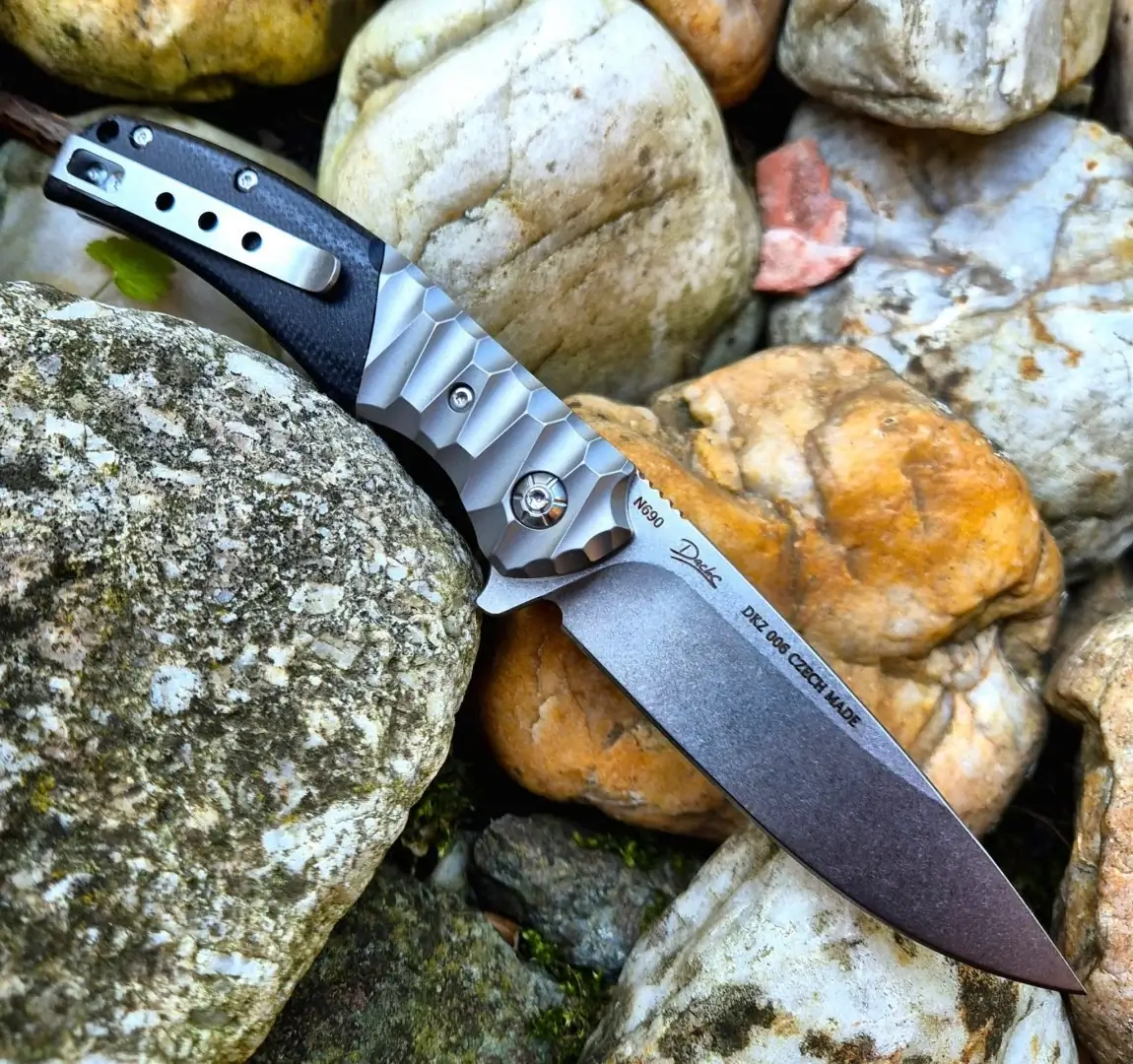 Kapesní zavírací nůž Dachs knives Sulis Evo s vlajkou ČR
