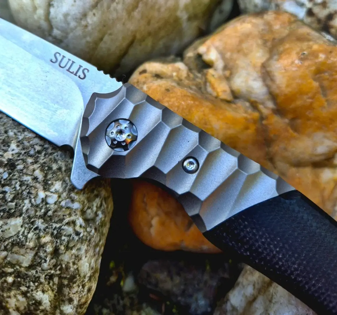 Kapesní zavírací nůž Dachs knives Sulis Evo s vlajkou ČR